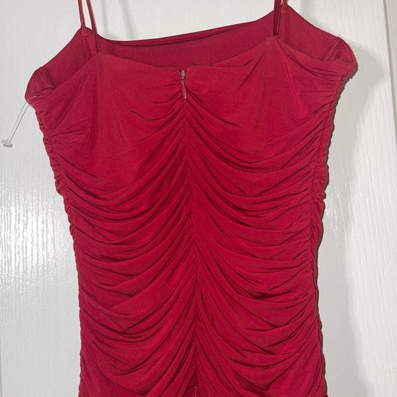 Elegant Red Sleeveless Dress - Picture 5 of 6